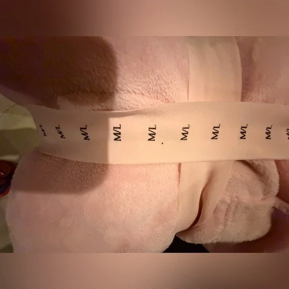 Victoria's Secret Plush Short Robe - Pale Pink - Picture 2 of 2